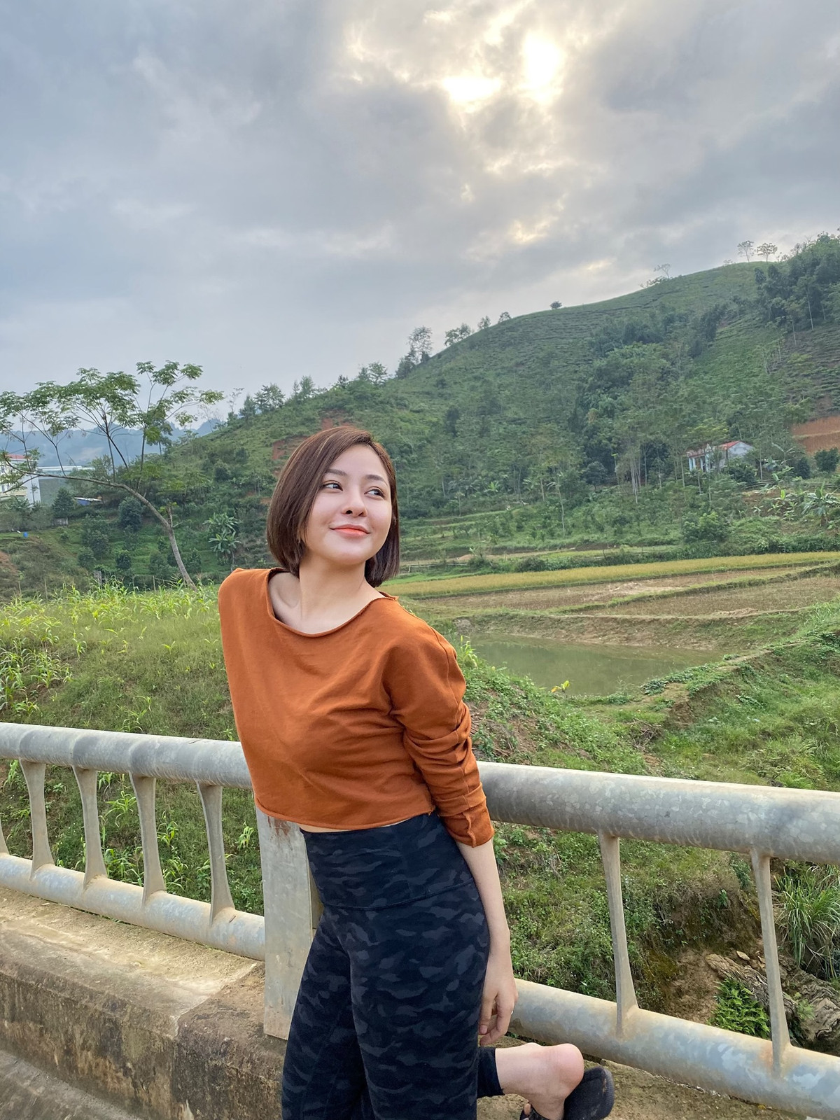 Kể từ sau khi Trâm Anh lộ clip nóng với bạn trai cũ vào năm 2019, đây là lần đầu tiên cô nàng xuất hiện với tần suất dày đặc như vậy trên mạng xã hội.