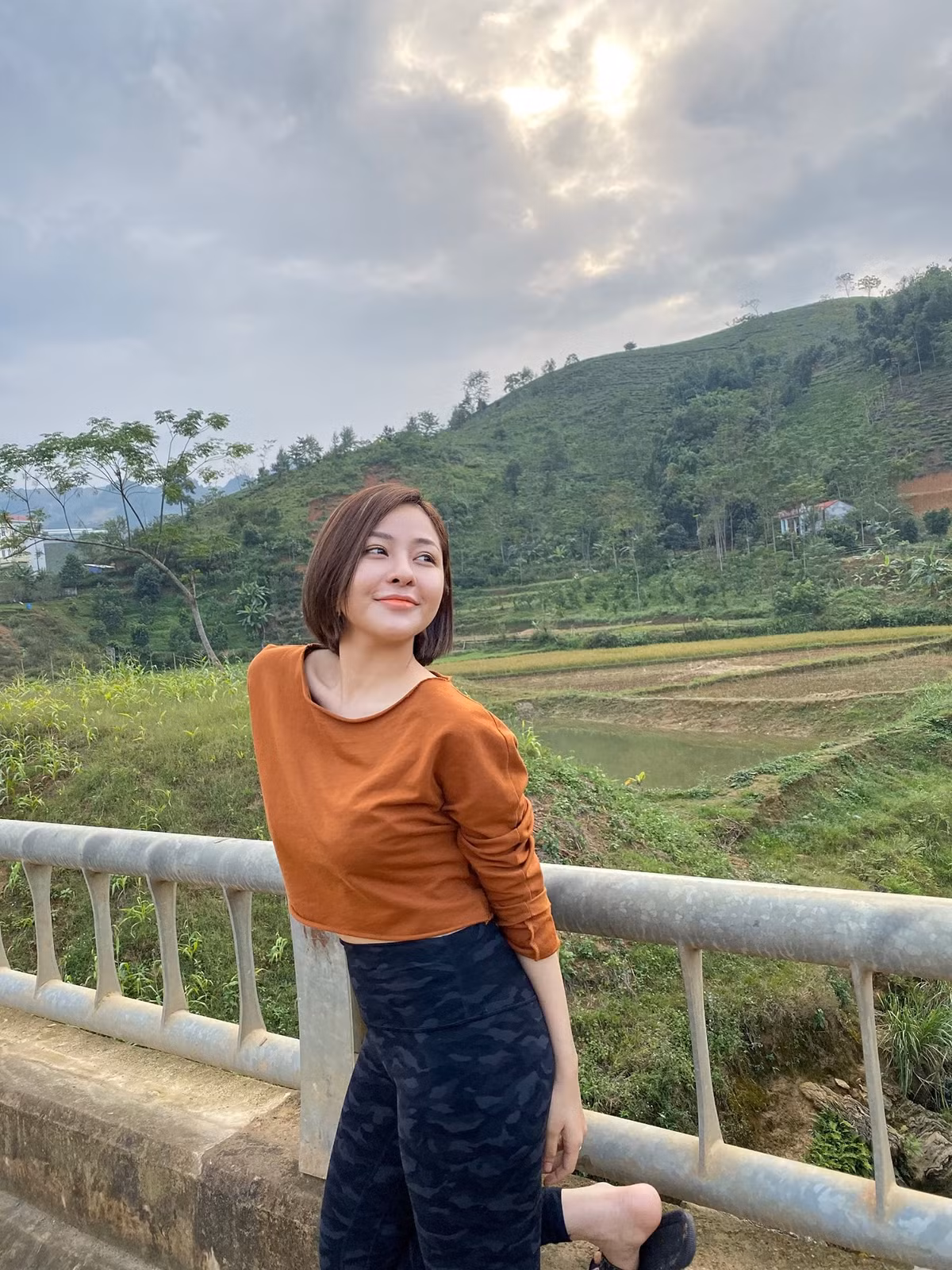 Kể từ sau khi Trâm Anh lộ clip nóng với bạn trai cũ vào năm 2019, đây là lần đầu tiên cô nàng xuất hiện với tần suất dày đặc như vậy trên mạng xã hội.