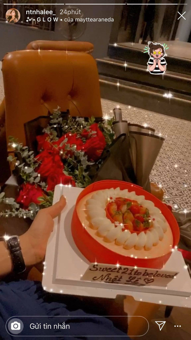 Bánh kem được viết lên dòng chữ đầy tình cảm: "Sweet 21 to be loved Nhật Lê", cô nàng còn được tặng 1 bó hoa hồng đỏ rực.
