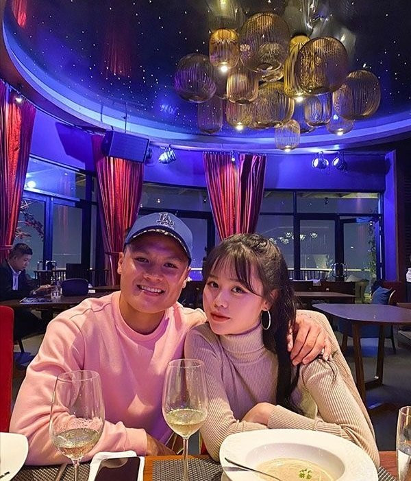 Bạn gái mới của Quang Hải - Huỳnh Anh cũng bỏ dòng trạng thái "đang hẹn hò" trên trang cá nhân giữa vụ việc này.