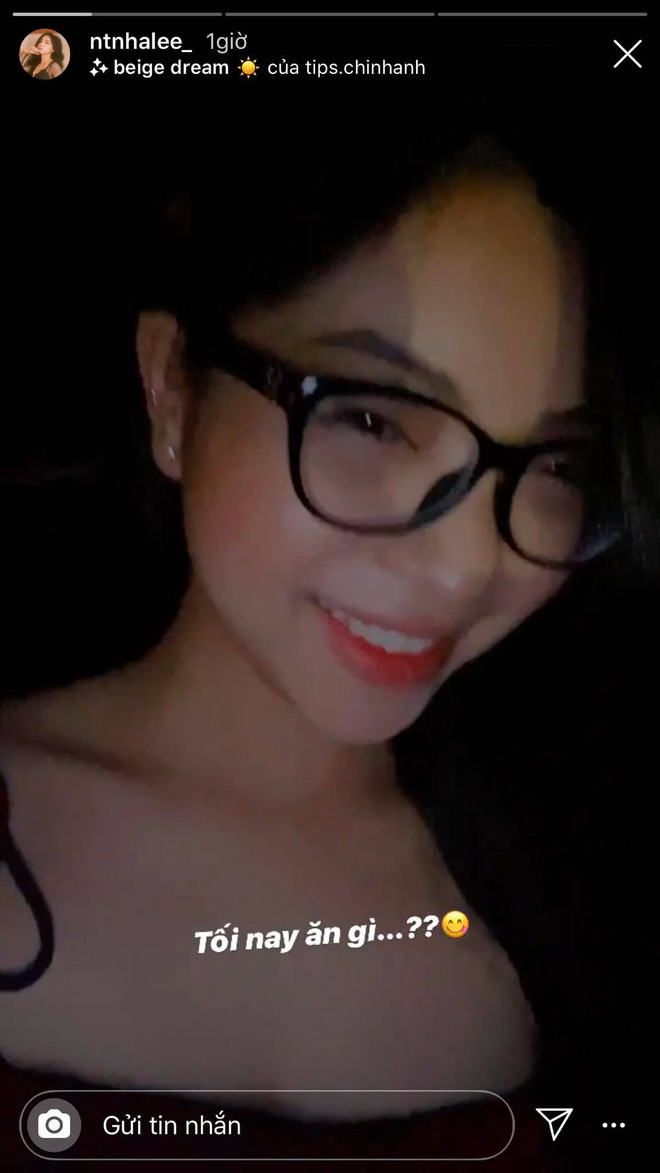 Hot girl xứ Quảng chỉ đăng tải hình ảnh về một buổi tối lãng mạn mừng sinh nhật tuổi 21 được tổ chức sớm.