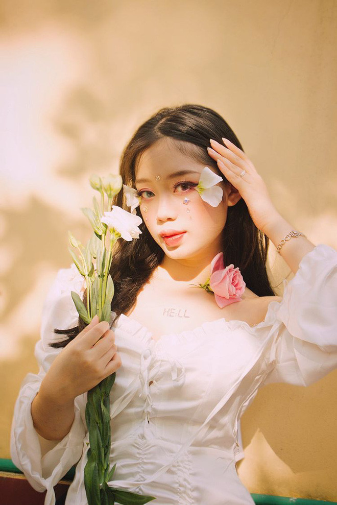 Cô bạn cũng sẵn sàng "show" ra mặt mộc trong các clip makeup để ai cũng thấy được sự ảo diệu, thần thánh của việc trang điểm đến đâu.