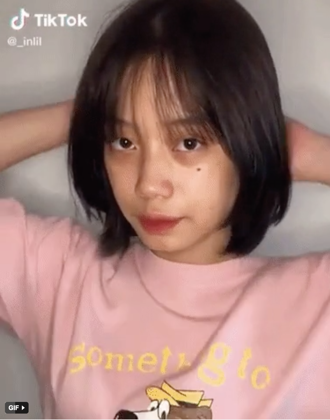 Trong clip có thể thấy, gương mặt lúc chưa make up của Trang Nguyễn hoàn toàn không giống như những gì mà cô đăng lên MXH.