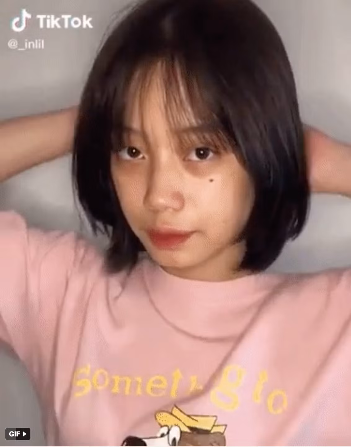 Trong clip có thể thấy, gương mặt lúc chưa make up của Trang Nguyễn hoàn toàn không giống như những gì mà cô đăng lên MXH.