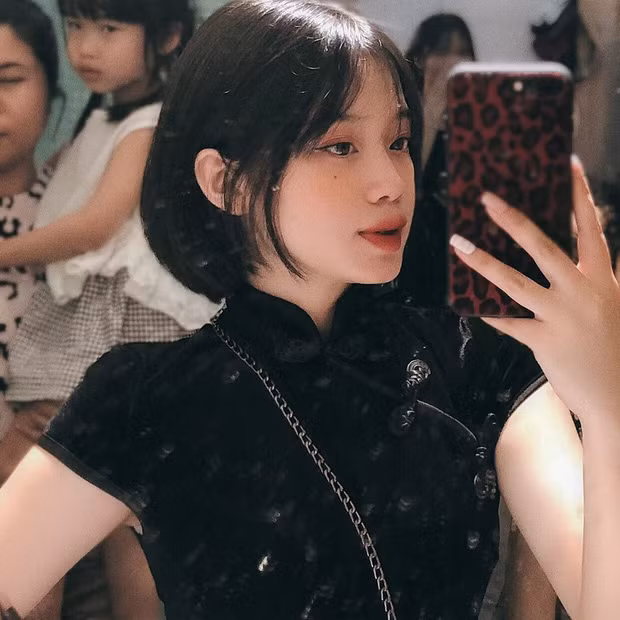 Không thể phủ nhận, Trang Nguyễn có gương mặt "ăn" make up nên chỉ cần thêm chút phấn, chút son, kẻ eyeliner là nhan sắc thăng hạng vùn vụt.