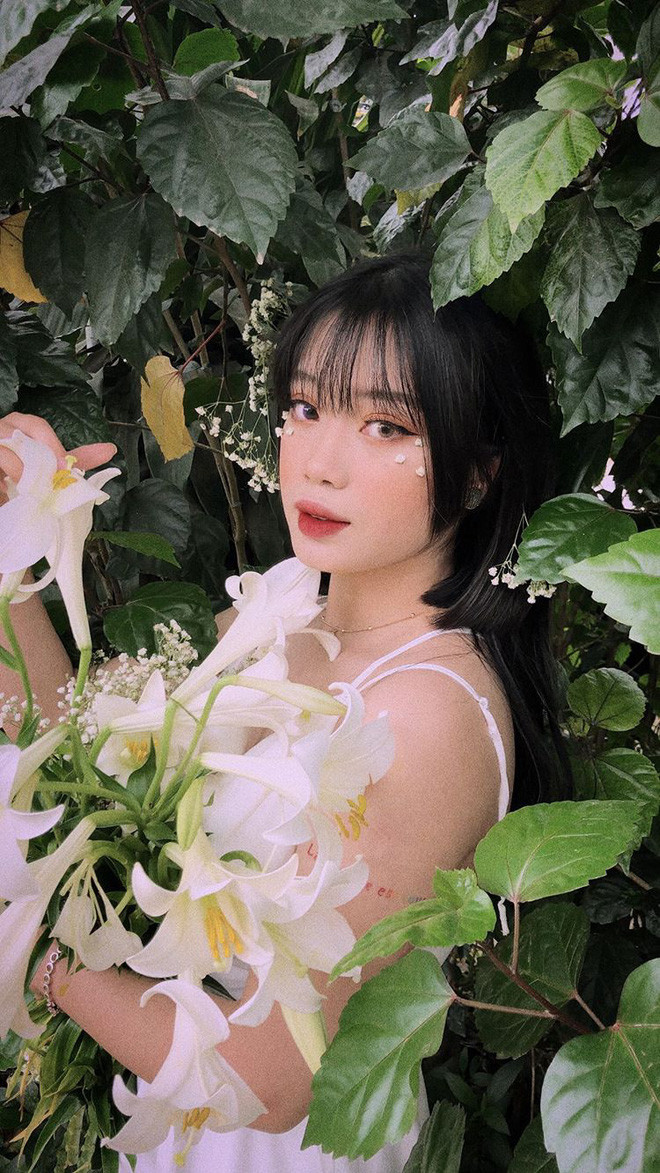 Tiết lộ về kinh phí mua mỹ phẩm, Trang Nguyễn nói rằng mình hay dùng mỹ phẩm bình dân vì giá cả phù hợp cho học sinh, sinh viên.