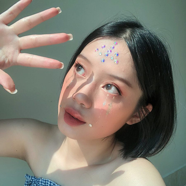 Màn "lột xác" quá ngoạn mục như vậy còn khiến bạn bè cô không nhận ra gương mặt thật khi gặp ngoài đời nữa.