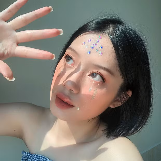 Màn "lột xác" quá ngoạn mục như vậy còn khiến bạn bè cô không nhận ra gương mặt thật khi gặp ngoài đời nữa.