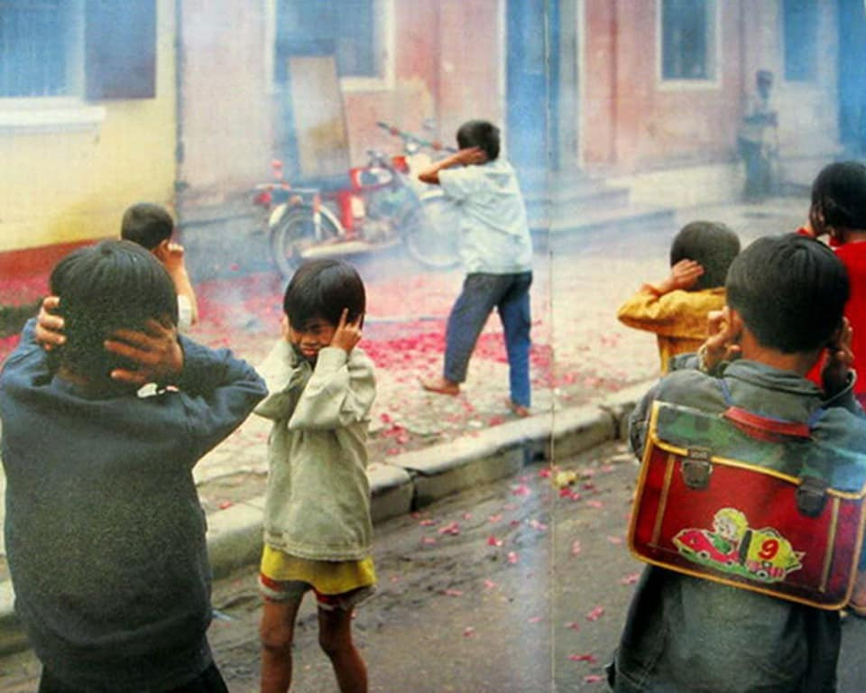 Mặc dù khi đốt pháo có tiếng nổ rất to và có thể gây bỏng nhưng đây là trò vui ngày tết mà cả người lớn và trẻ nhỏ đều cực kỳ yêu thích.