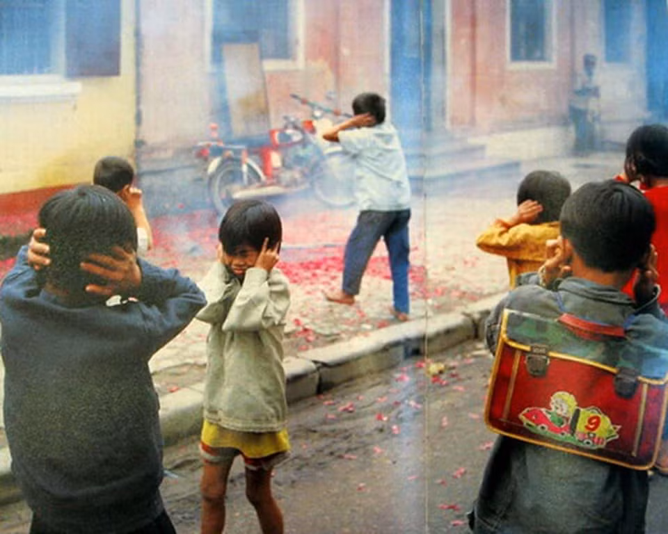 Mặc dù khi đốt pháo có tiếng nổ rất to và có thể gây bỏng nhưng đây là trò vui ngày tết mà cả người lớn và trẻ nhỏ đều cực kỳ yêu thích.