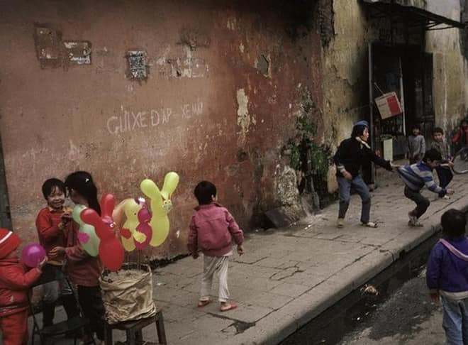 Thế hệ 8x, 9x cũng được trải qua những cái tết thú vị hơn giới trẻ hiện nay. Mỗi dịp tết về, trẻ con trong xóm lại chạy náo loạn, nô đùa. Đây cũng là dịp duy nhất trong năm mà trẻ con được bố mẹ sắm sửa cho quần áo mới nên vô cùng háo hức.