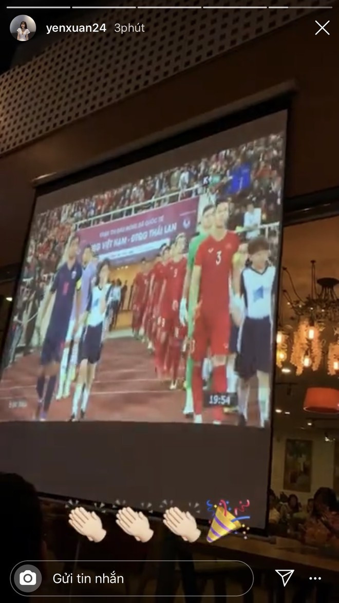 Bắt đầu trận đấu, nàng WAGs Việt chia sẻ hình ảnh thủ thành Đặng Văn Lâm cùng đồng đội bước ra sân.