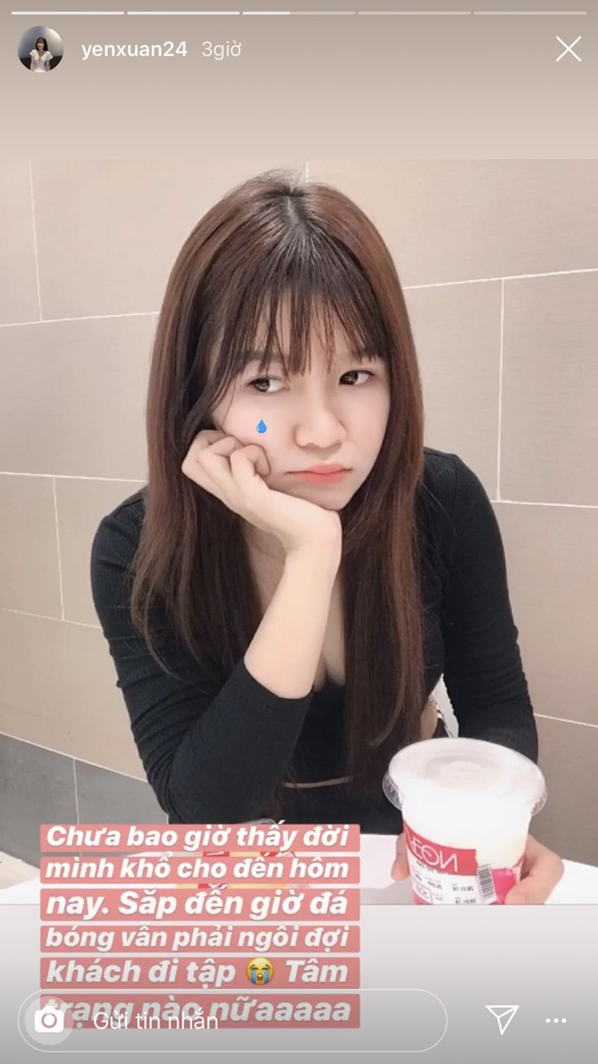 Trước khi trận đấu giữa đội tuyển Việt Nam và đội tuyển Thái Lan diễn ra, bạn gái Đặng Văn Lâm chia sẻ tâm trạng chán nản khi phải làm muộn, sợ không kịp về xem người yêu thi đấu. "Chưa bao giờ thấy đời mình khổ cho đến hôm nay. Sắp đến giờ đá bóng vẫn phải đợi khách đi tập. Tâm trạng nào nữa" - Yến Xuân chia sẻ trên trang cá nhân.