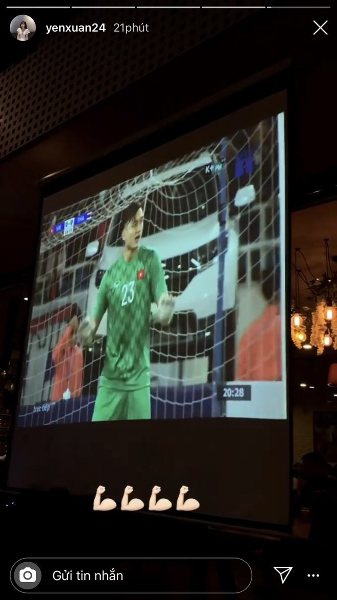 Sau pha cản phá penalty đẳng cấp của Đặng Văn Lâm, Yến Xuân nhanh chóng đăng tải hình ảnh "Gấu Nga" đứng trước khung thành kèm biểu tượng sức mạnh như muốn cổ vũ bạn trai.