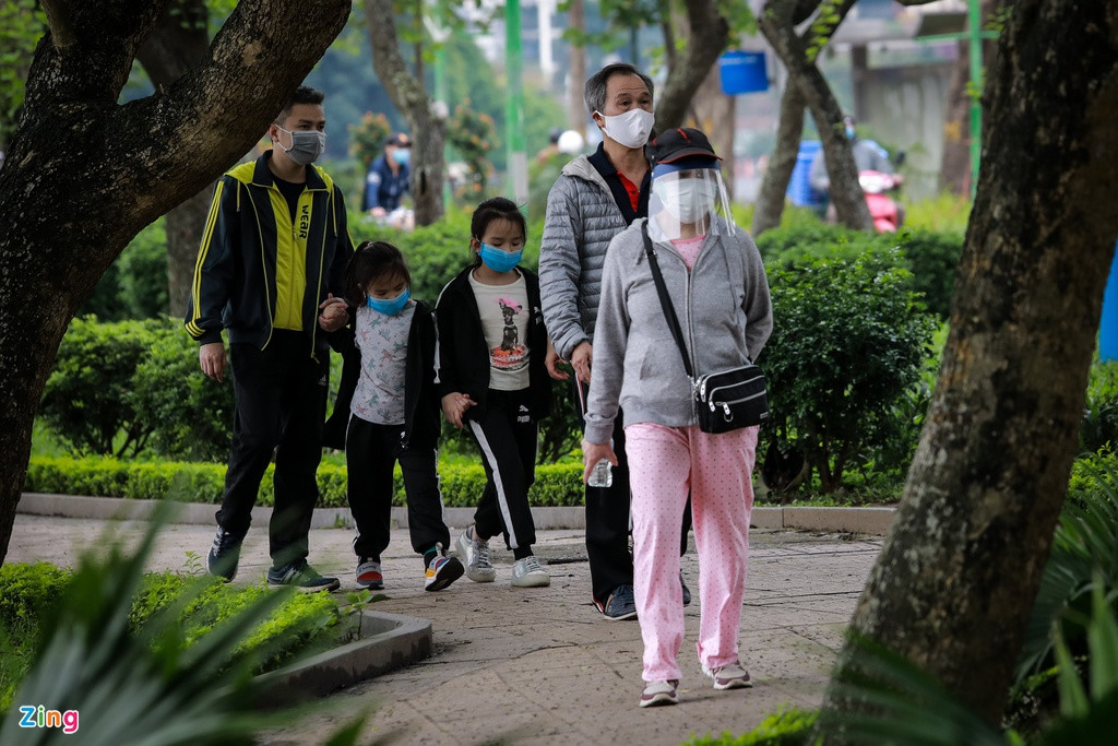 Người dân đủ lứa tuổi ra về khi lực lượng trật tự nhắc nhở. Tại quận Tây Hồ, lực lượng chức năng lập các điểm chốt tại các tuyến đường giao cắt với hồ Tây. Việc làm này nhằm ngăn chặn tình trạng người dân tụ tập, thể dục nhằm hạn chế nguy cơ lây lan dịch COVID-19.