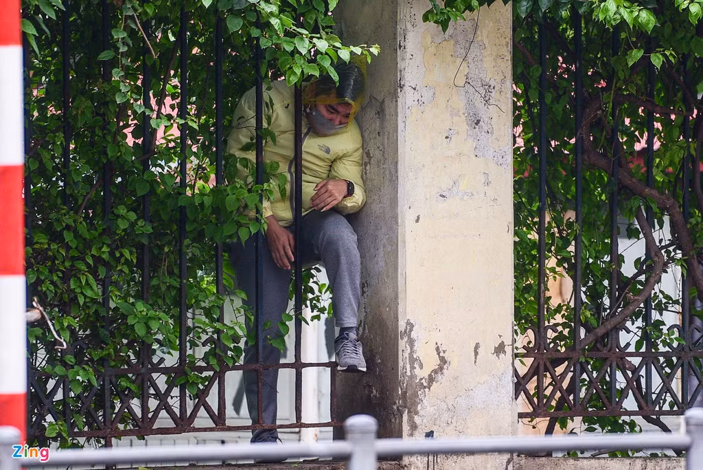 Tương tự, hàng rào sắt phía đường Lê Duẩn cũng có những lỗ hổng, vài người đã lợi dụng vị trí này chui vào tập thể dục, câu cá. Sau khi các phòng gym đóng cửa, những ngày cuối tháng 3 nơi đây luôn đông đúc người dân tập thể dục mỗi buổi chiều.