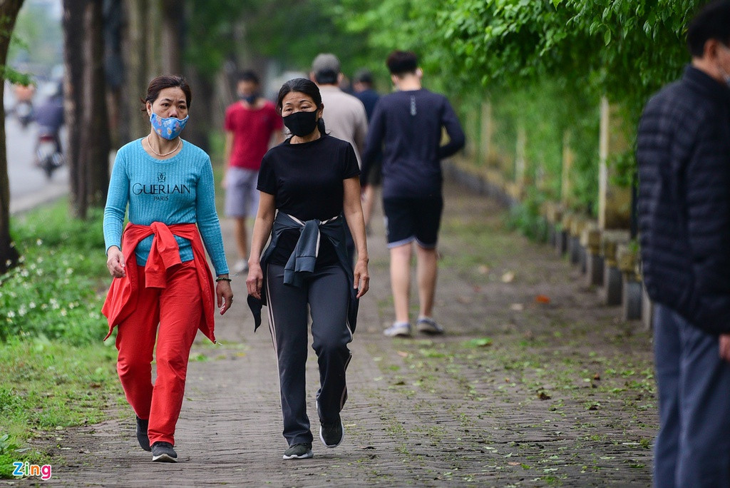 Chiều 6/4, nhiều người dân chọn vỉa hè đường Lê Duẩn, phố Nguyễn Đình Chiểu làm nơi tập thể dục, tản bộ khi công viên Thống Nhất (quận Hai Bà Trưng) đóng cửa vì dịch COVID-19.