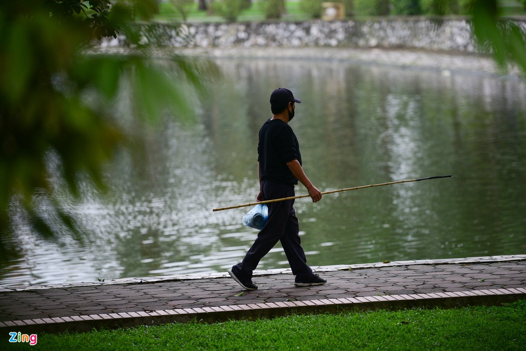 Tuy nhiên, sau khi lực lượng an ninh phường di chuyển đến các địa điểm khác, một vài người đã tìm đủ mọi cách để tiếp tục câu cá phía trong hồ của công viên.