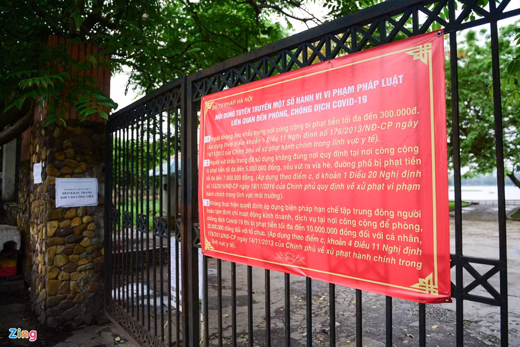 TP Hà Nội đang thực hiện nghiêm Chỉ thị 16 của Chính phủ về cách ly xã hội từ ngày 1/4 về việc đóng cửa công viên, khu giải trí. Các cổng vào của công viên Thống Nhất đều dán nội dung về xử phạt hành vi vi phạm pháp luật liên quan đến phòng, chống dịch COVID-19.