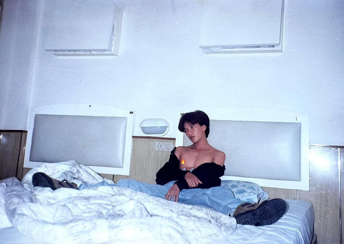 Bức ảnh lấp ló lộ phần ngực săn chắc khiến nhiều fan của Mr. Đàm phải thốt lên "nam thần là đây chứ đâu".