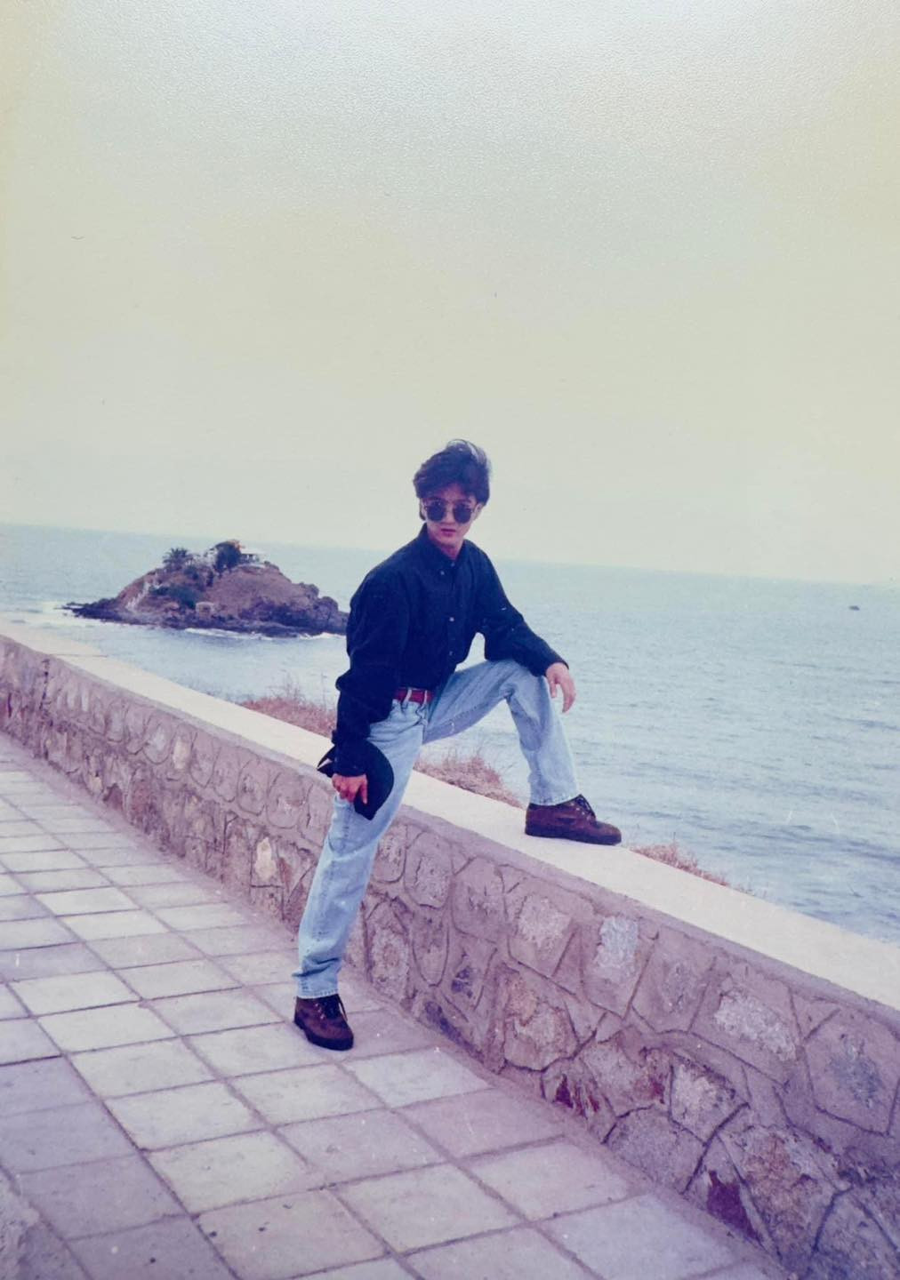 Phong cách thời trang này vào thời điểm ngày xưa chính là trào lưu thịnh hành nhất. Nam ca sĩ diện quần jean, áo sơ mi, đeo kính đen cùng giày da cool ngầu.