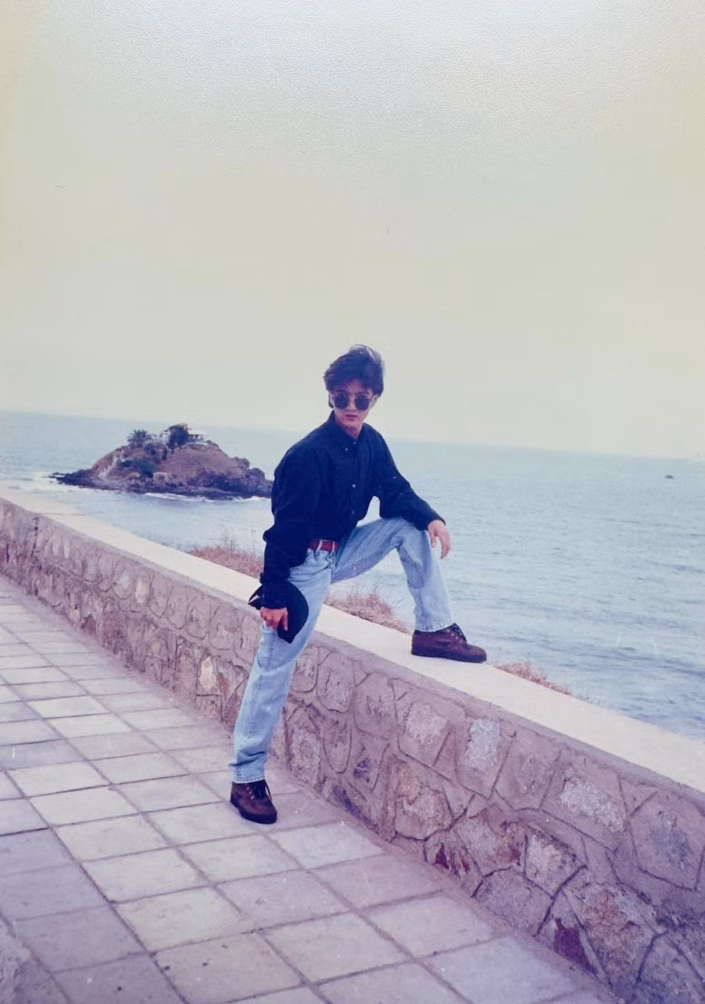 Phong cách thời trang này vào thời điểm ngày xưa chính là trào lưu thịnh hành nhất. Nam ca sĩ diện quần jean, áo sơ mi, đeo kính đen cùng giày da cool ngầu.