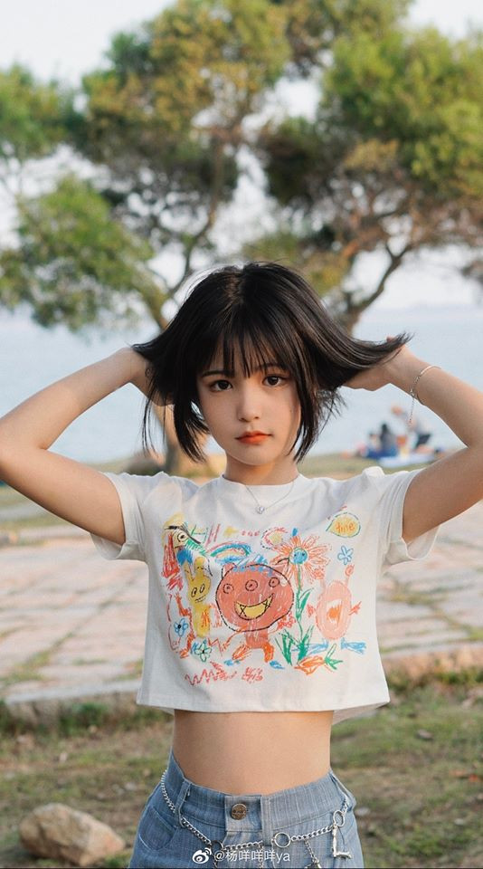 Mị Mị nổi lên từ một vài clip trên Tik Tok, vì có nhan sắc xinh như búp bê nên cô nàng nhanh chóng thu hút hơn 1 triệu lượt theo dõi.