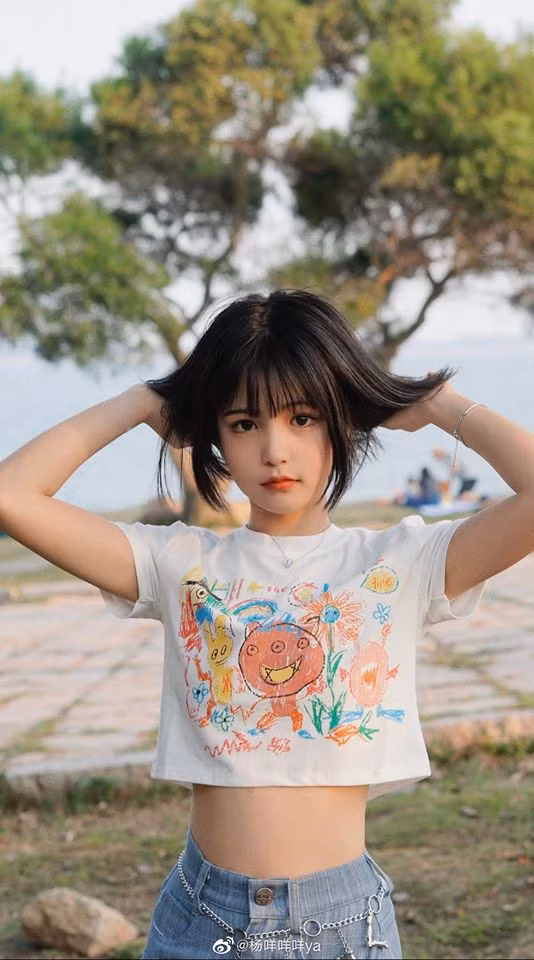 Mị Mị nổi lên từ một vài clip trên Tik Tok, vì có nhan sắc xinh như búp bê nên cô nàng nhanh chóng thu hút hơn 1 triệu lượt theo dõi.