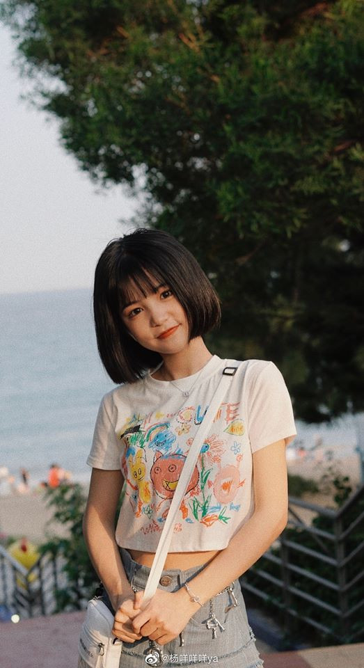 Mái tóc ngắn ngang vai chính là hình ảnh thương hiệu của hot girl Tik Tok này trong suốt 21 năm qua. Kiểu tóc đã giúp cô "hack tuổi" đáng kể, trông ngây thơ như thể một nữ sinh cấp 3.