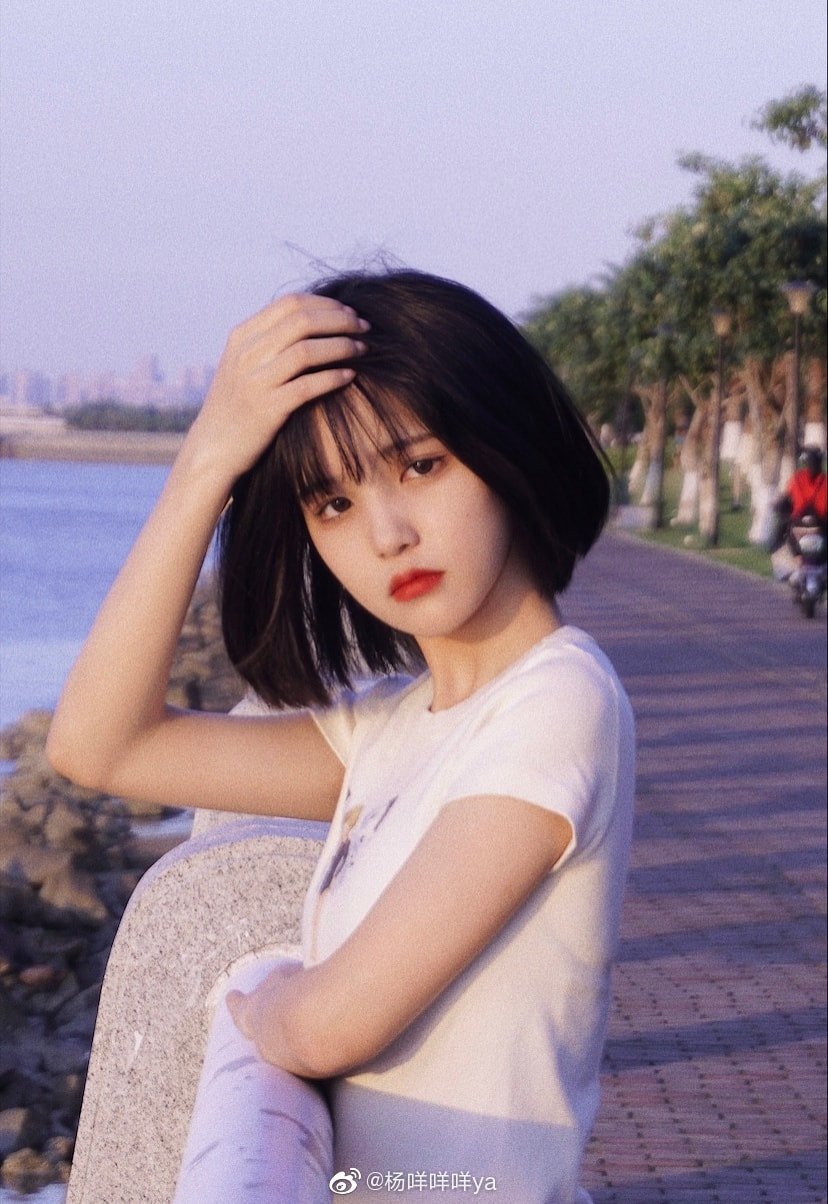 Mái tóc ngắn làm Mị Mị trông vừa cá tính lại vừa xinh xắn