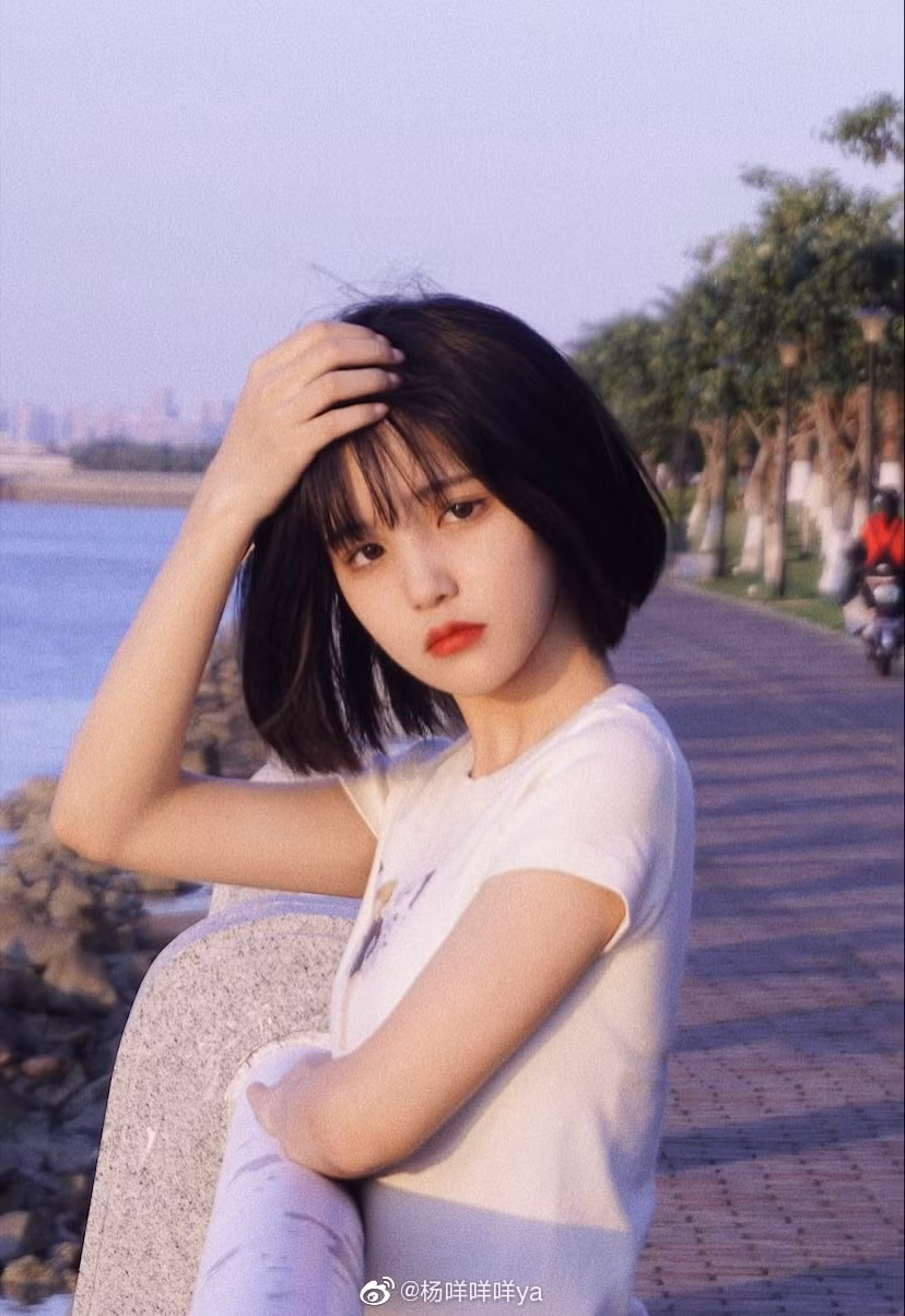 Mái tóc ngắn làm Mị Mị trông vừa cá tính lại vừa xinh xắn