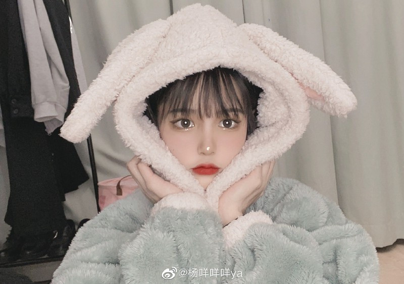 Vẻ đẹp của Dương Mị Mị từng được dân mạng ví von với hot girl quán net Đoá Nhi nổi tiếng một thời.