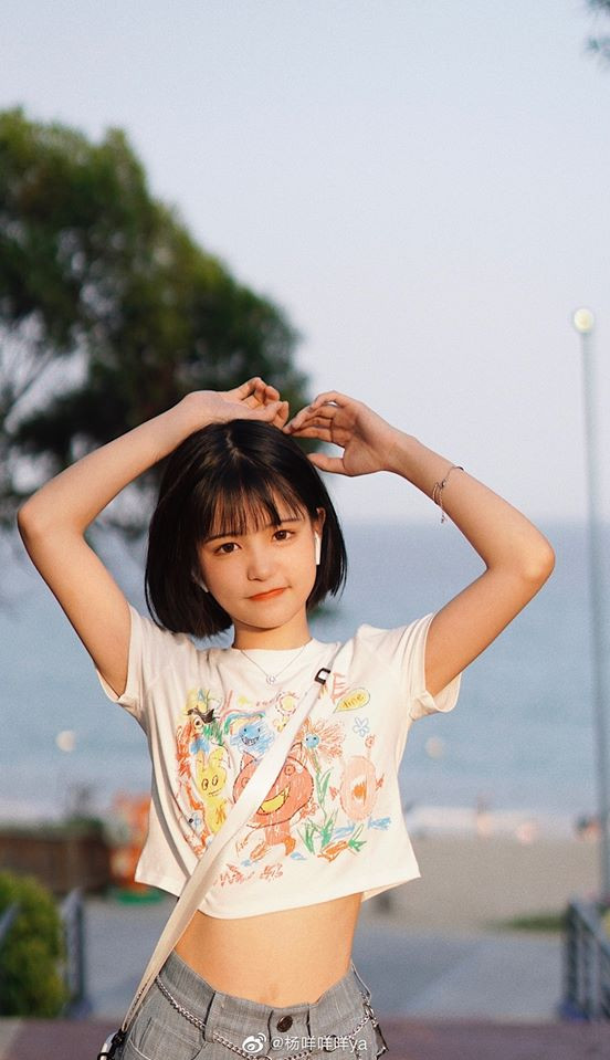 Sở hữu mái tóc ngắn cá tính, hot girl Dương Mị Mị hiện là cái tên được cộng đồng mạng Trung Quốc đặc biệt quan tâm.