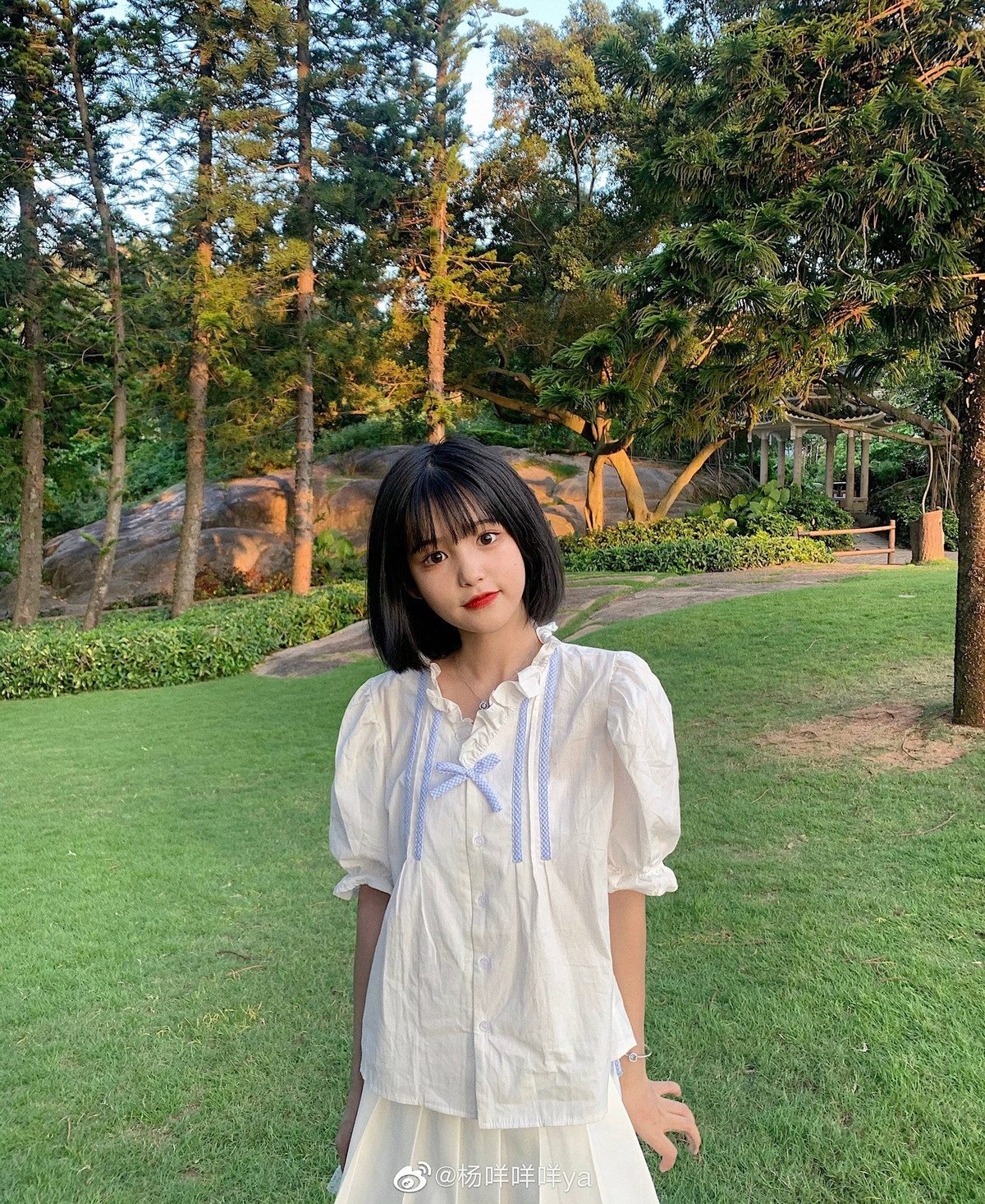 Cô nàng thường lựa chọn trang phục khá đơn giản và kín đáo phù hợp lứa tuổi.