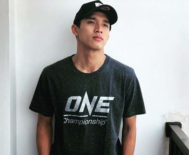Với chiều cao 1m80 và khuôn mặt cực điển trai, Jonatan Christie là thần tượng của biết bao cô gái. Anh chàng được cho là sở hữu nụ cười toả nắng khiến bất kỳ ai cũng phải "rung rinh".