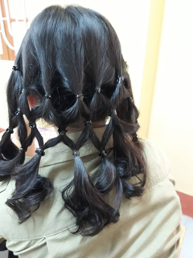 Tóc càng dài thì chiếc lưới bằng tóc tạo được thành càng lớn. Thế nhưng sau khi chơi xong, việc tháo từng chiếc buộc tóc ra cũng chết mệt. Trào lưu tuy đơn giản nhưng không dành cho người lười.