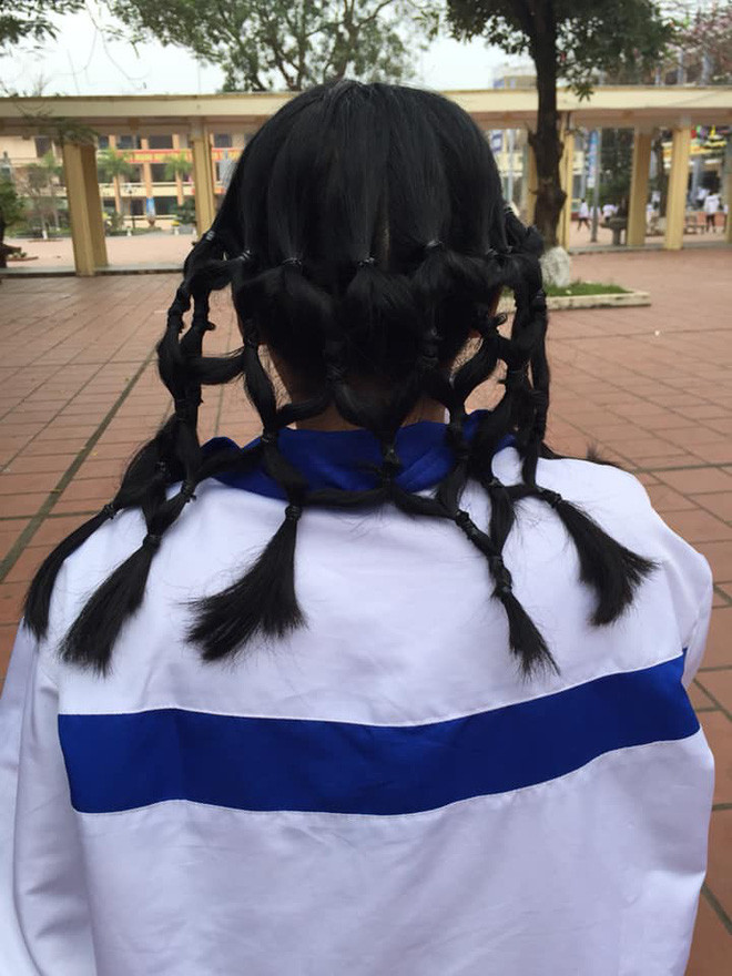 "Tết tóc hình lưới cá" là trào lưu được các bạn học sinh yêu thích từ hồi tháng 3 năm 2019 và chỉ dành riêng có các bạn có mái tóc dài. Trào lưu này cực đơn giản, chỉ cần khéo léo chia từng lọn tóc thành hai phần rồi buộc nối lại với nhau để tạo thành mái tóc giống như lưới đánh bắt cá là xong.