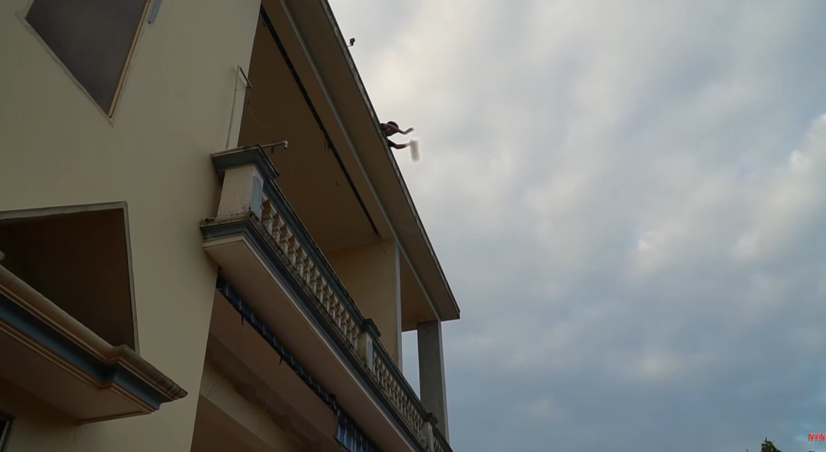 Toàn bộ quá trình thả dao nguy hiểm thực hiện bởi người không chuyên. Nhiều người cho rằng đây là trò "chơi ngu lấy tiếng", "bất chấp nguy hiểm để kiếm views".