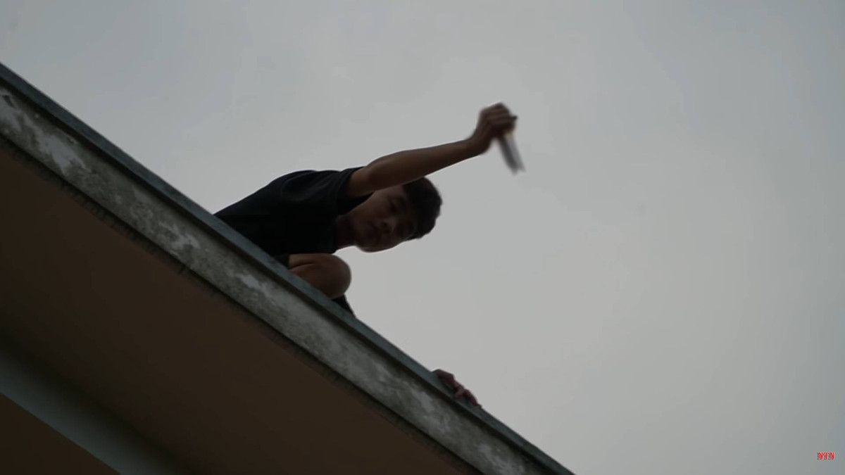 Những con dao thái lan sắc lẹm mới mua được cố định bằng băng dính không chắc chắn được thả từ trên tầng thượng của ngôi nhà xuống dưới đấy rất nguy hiểm, có nhiều rủi ro.