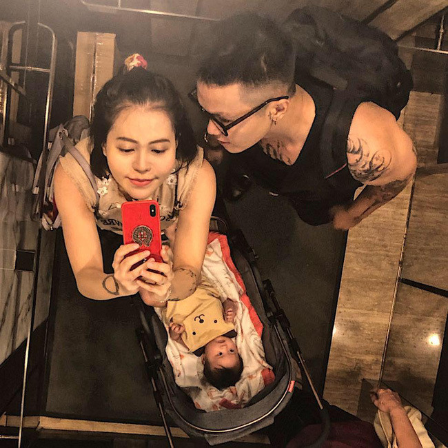 Được biết, chuyện tình yêu của Bảo và vợ cũng đã từng "gây bão" trên mạng xã hội. Vợ của Gia Bảo kể trước khi yêu và lấy Bảo làm chồng, cô từng có một người chồng sắp cưới người Hàn Quốc. Tuy nhiên ngay trước ngày cử hành hôn lễ, cô phát hiện mình bị anh chàng kia "cắm sừng". Và cũng thật tình cờ, trong số dàn phù rể dạo có anh chàng Gia Bảo. Từ đó, hai người đã gặp nhau và quen biết nhau.