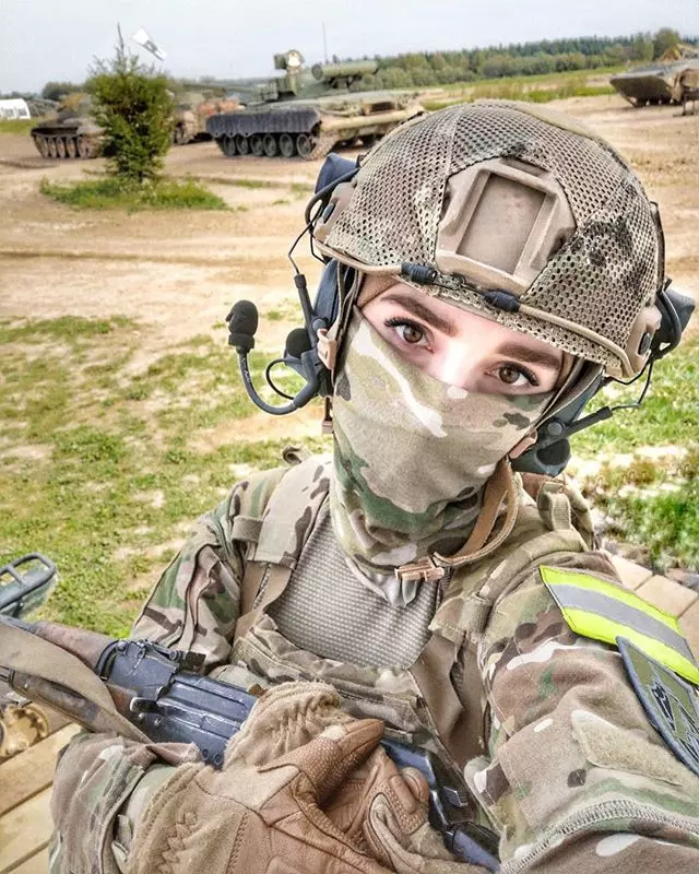 Đôi mắt to, mũi cao, làn da trắng cùng biểu cảm mơ màng, ngây thơ của 9X đốn tim không ít người.