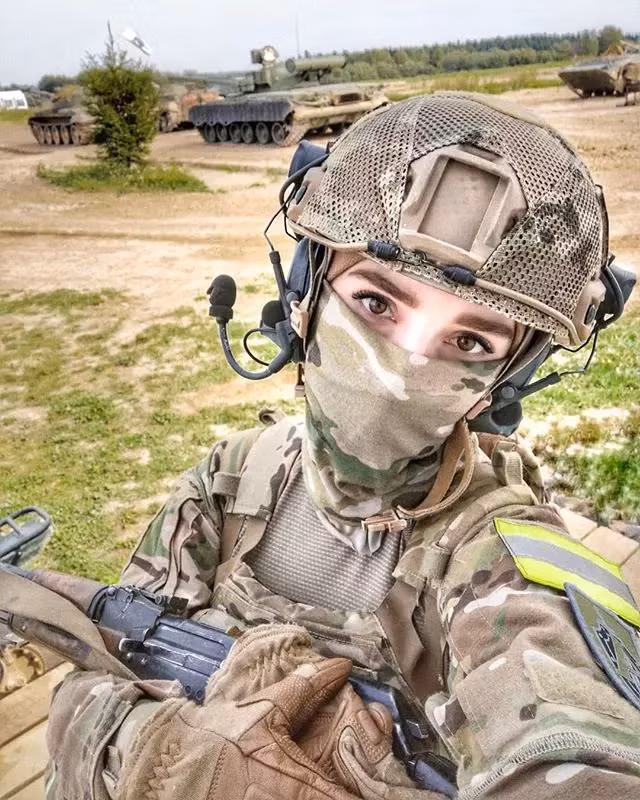 Đôi mắt to, mũi cao, làn da trắng cùng biểu cảm mơ màng, ngây thơ của 9X đốn tim không ít người.