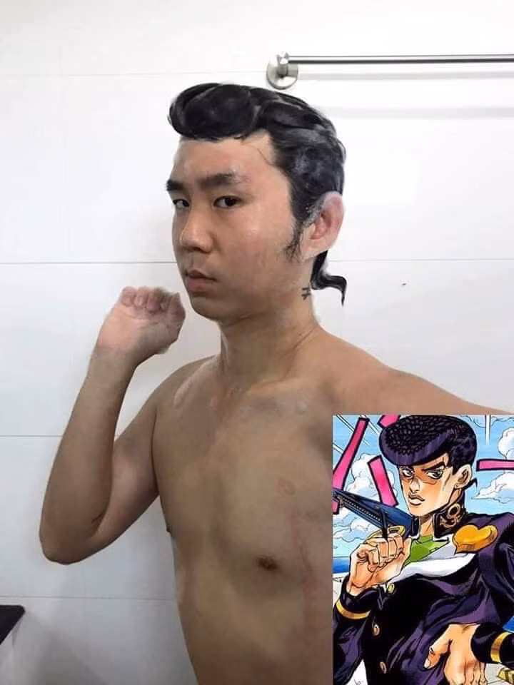 Fan manga chắc chắn sẽ cảm thấy hài hước khi tắm mà vẫn nghĩ ra trò để cosplay như anh chàng này.