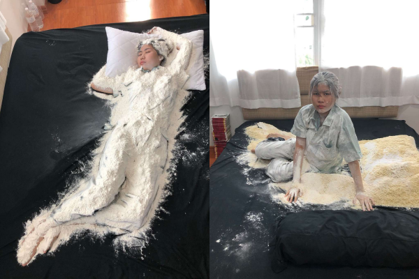 Trong loạt ảnh dễ dàng nhận thấy, cô gái đang ngủ rất say, chàng trai bèn nhẹ nhàng dùng phấn rôm cùng một vài nguyên liệu khác đổ lên người bạn gái, chỉ để chừa lại mỗi cái mặt và đặc biệt hơn là tạo hình cực giống chiếc... đùi gà.