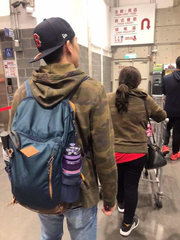 Nam - nữ "đụng hàng" nhau là điều khá thú vị, chỉ cần nở một nụ cười thật tươi là có thể trở thành bạn bè. Thế nhưng thử là hai cô gái mặc đồ giống nhau trên đường xem, chắc chắn sẽ có chuyện xảy ra.