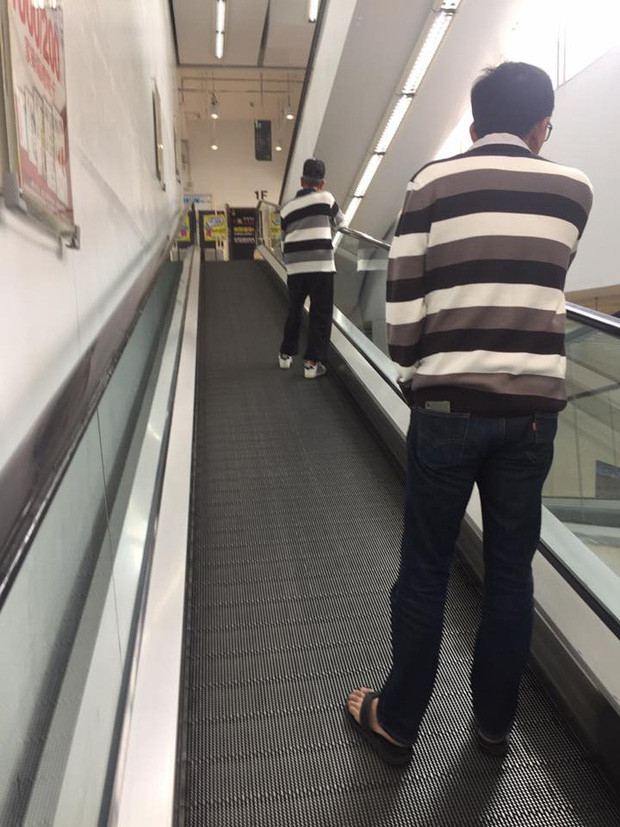 Thanh niên trẻ mặc áo giống hệ ông cụ đi phía trước, đúng là cuộc sống lắm điều kỳ lạ và ngang trái.