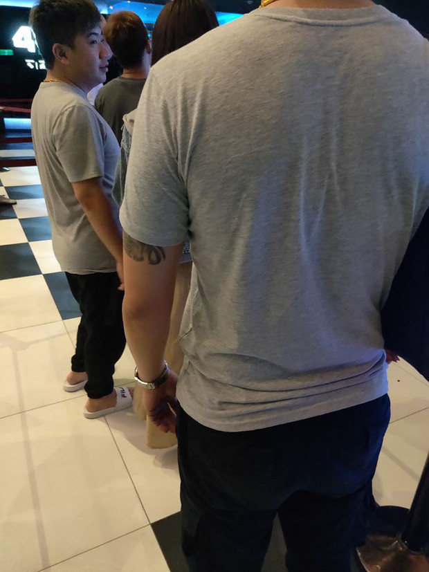 Áo phông là một loại trang phục được nam giới ưa chuộng, bởi vậy "đụng hàng" nhau về màu sắc, kiểu dáng cũng chẳng phải một vấn đề quá nghiêm trọng.