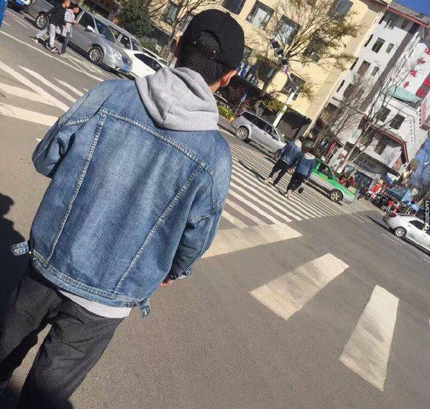 Dẫu biết việc diện trang phục, mua sắm quần áo giống nhau là điều không thể tránh khỏi thế nhưng rơi vào trường hợp này cũng hơi đắng lòng. Ra đường đón năm mới kiểu này đúng là muốn quay về nhà luôn và ngay.