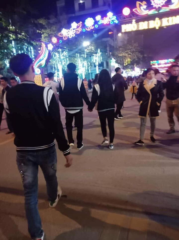 Cũng trong những ngày năm mới Canh Tý, một chàng trai cô đơn mặc chiếc áo khoác giống hệt cặp đôi phía trước. Tính làm người thứ 3 hay gì?