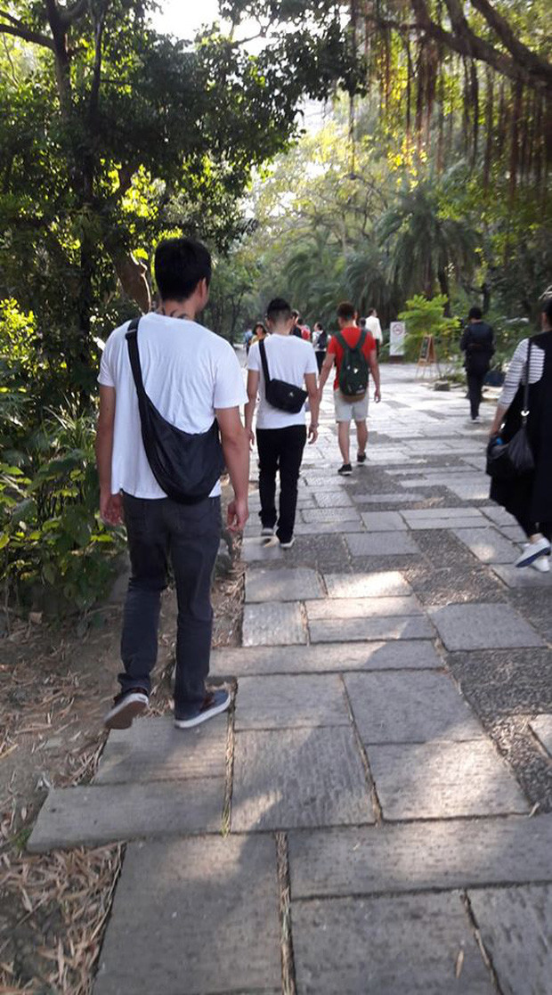 Không chỉ diện áo sơ mi trắng giống nhau, cặp đôi này còn sở hữu chiếc túi đeo chéo giống hệt nhau nữa. Cùng gu ăn mặc thế này có thể làm anh em tốt đây.